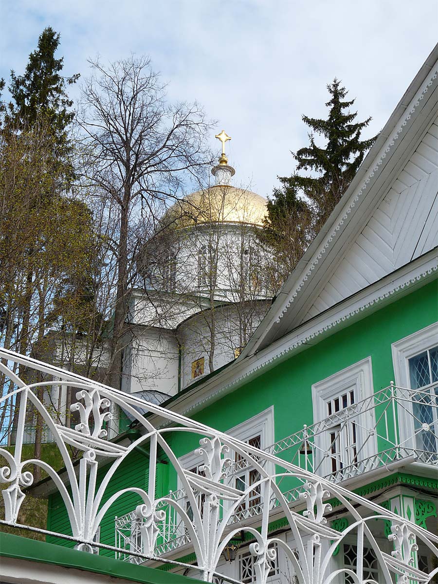 Дом наместника и вид на Михайловский храм