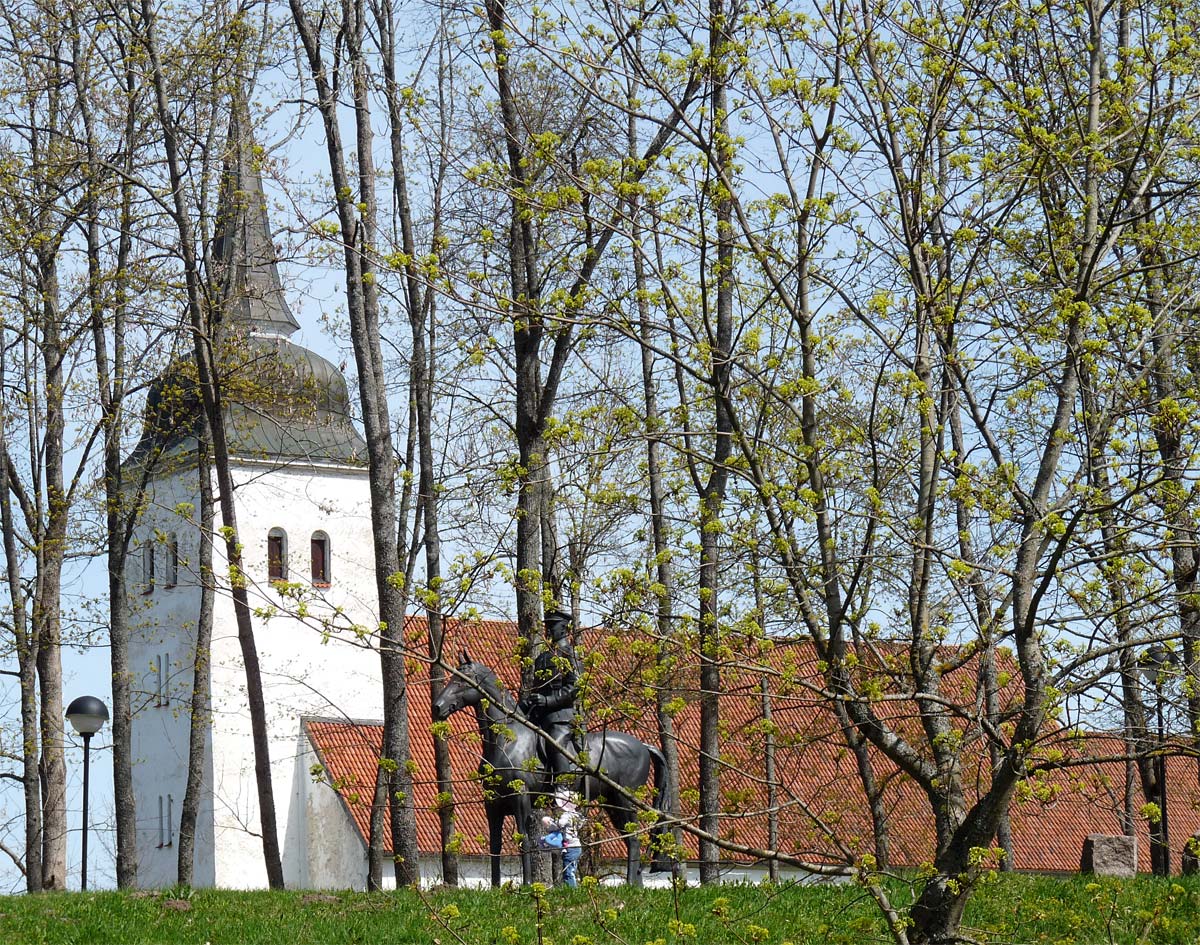 На фоне Яановской церкви - памятник Й.Лайдонеру