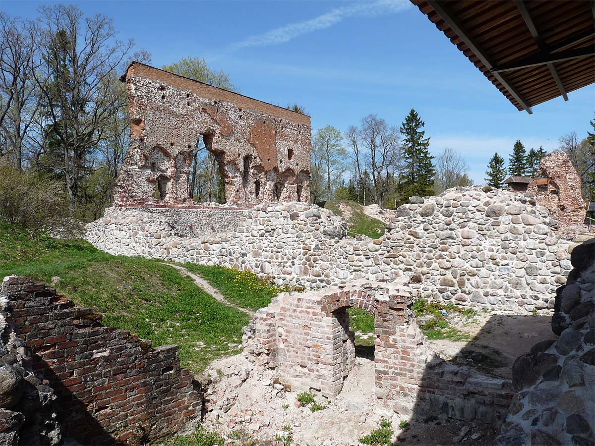 Развалины орденского замка