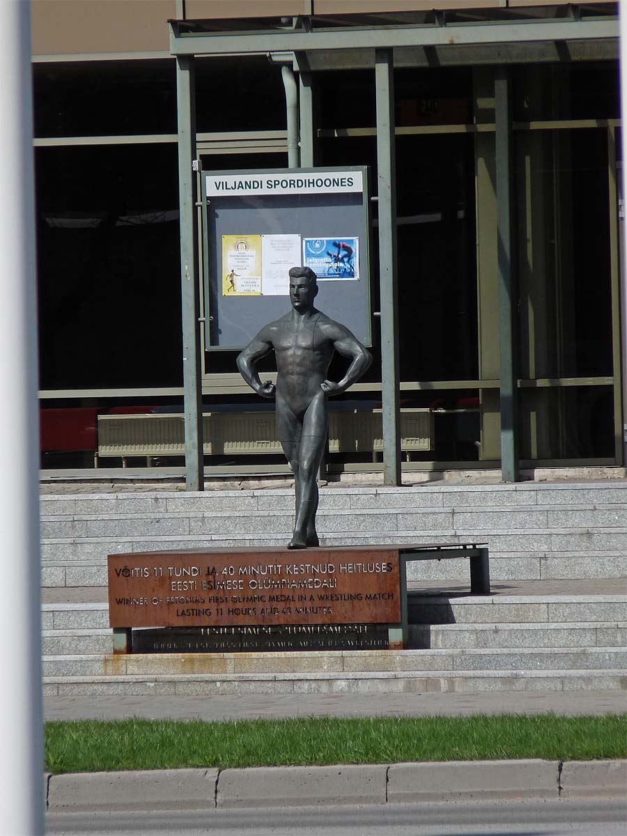 Памятник борцу Мартиру Клейну - эстонскому олимпийскому чемпиону